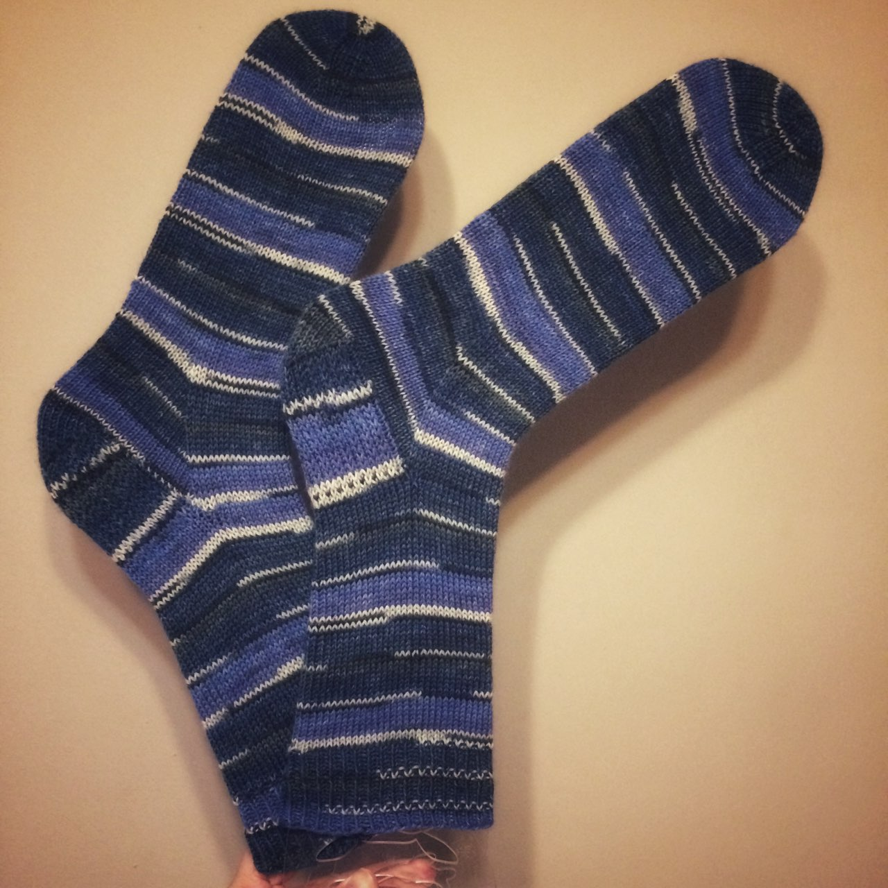 Вязаные необычные мужские носки с описанием и видео мастер-классом